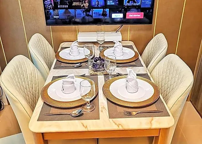Stylish 1 Bedroom Unit With Perfect Pool View Balcony At Fame Residences 酒店