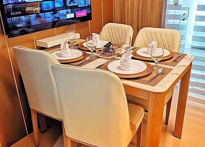 Stylish 1 Bedroom Unit With Perfect Pool View Balcony At Fame Residences 酒店